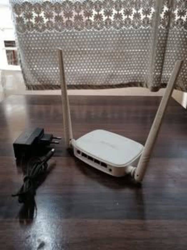 Tenda router with charger 1