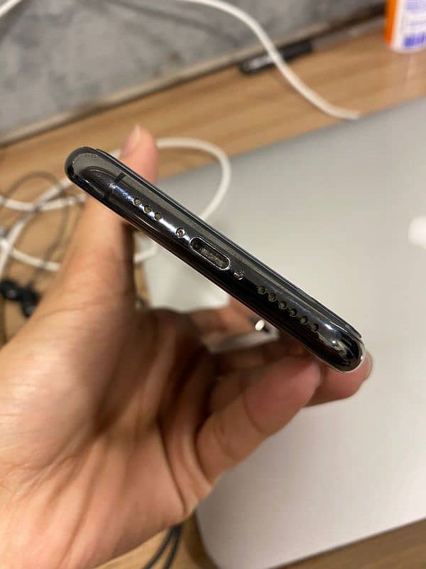 Iphone XS Black Color 256 gb 3