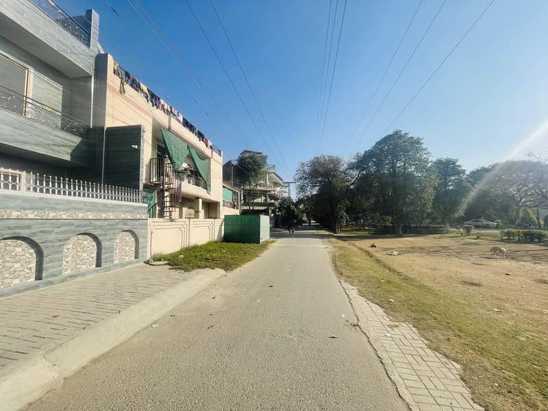 TEN MARLA DOUBLE STOREY HOUSE IN IQBAL TOWN VERY PRIME LOCATION 1