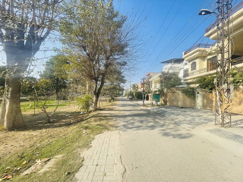 TEN MARLA DOUBLE STOREY HOUSE IN IQBAL TOWN VERY PRIME LOCATION 2