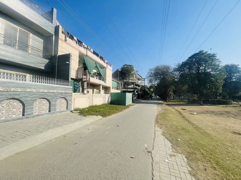 TEN MARLA DOUBLE STOREY HOUSE IN IQBAL TOWN VERY PRIME LOCATION 3