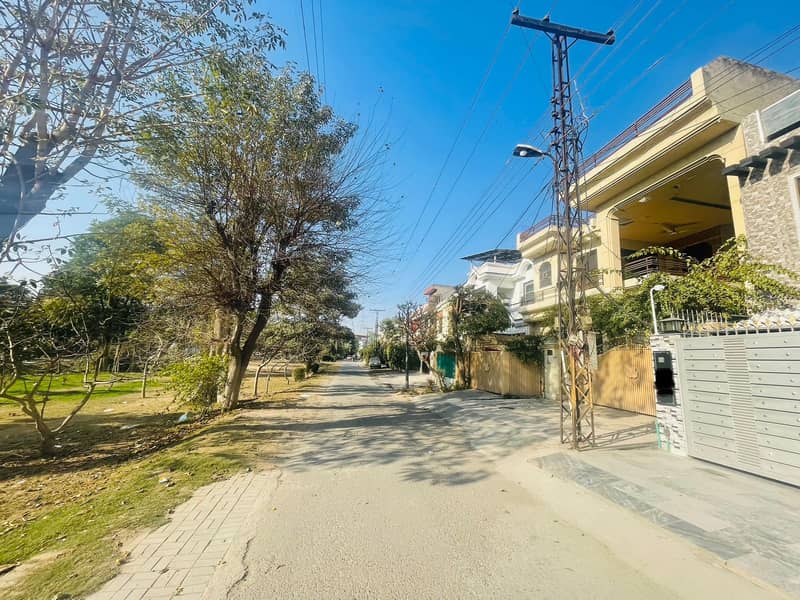 TEN MARLA DOUBLE STOREY HOUSE IN IQBAL TOWN VERY PRIME LOCATION 4