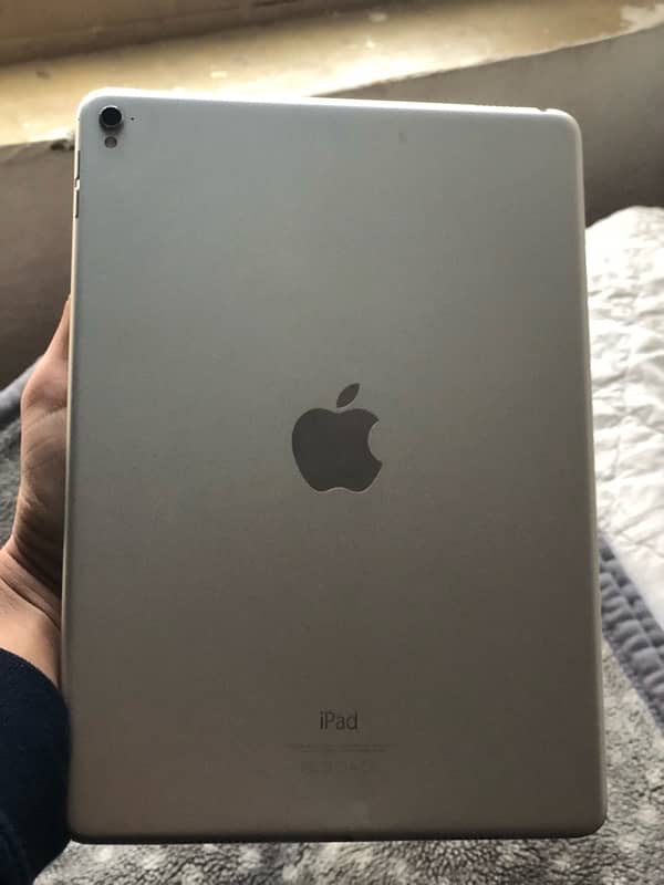 Ipad pro (9.7 inch) 128 GB for sale with cover 3