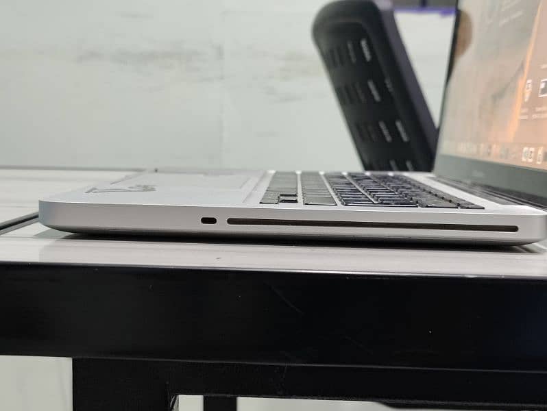 Urgent Selling MacBook Pro with charger 2012 Mid Mint Condition 4