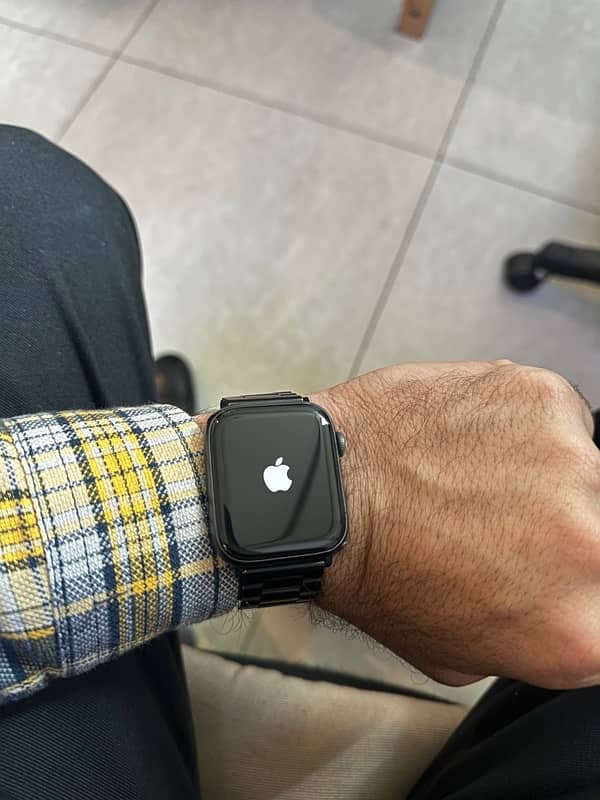 Apple Watch Series 5 44mm Space Grey - Always-On Display 1