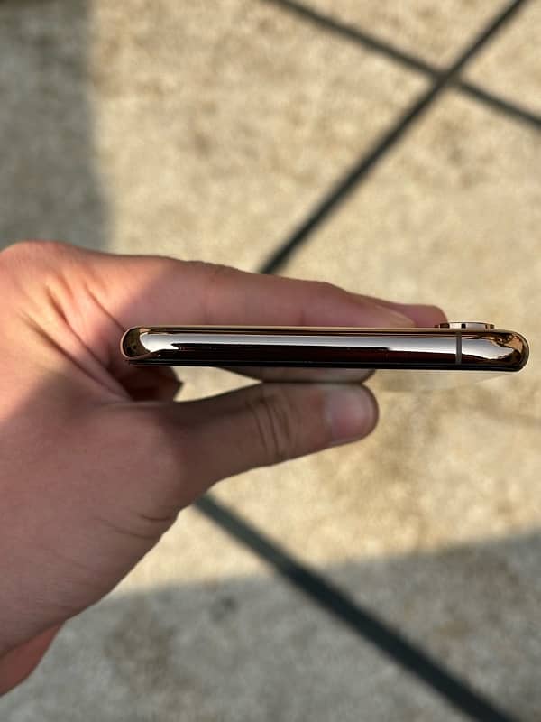 Iphone xs max pta approved 256gb tiptop condition 4