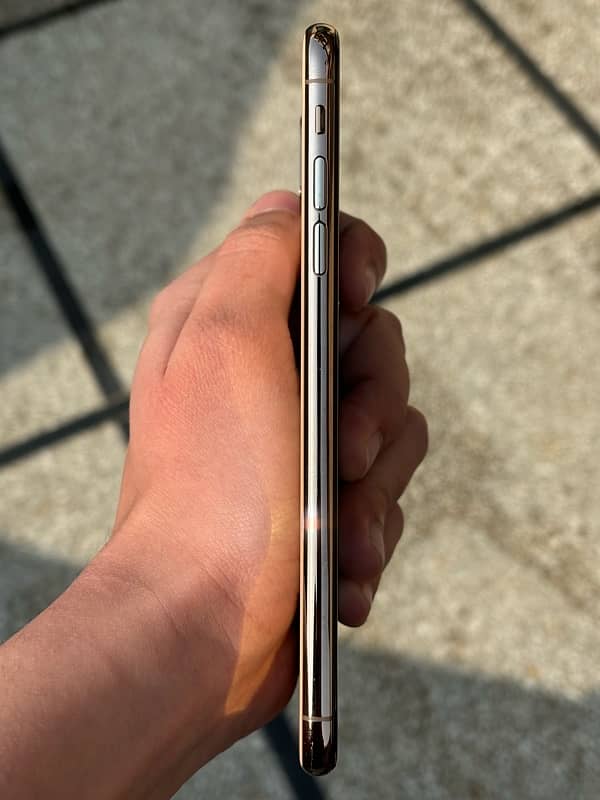 Iphone xs max pta approved 256gb tiptop condition 5