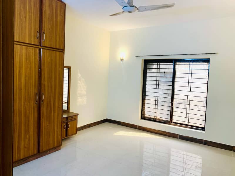 1 Kanal Modern Design Low Price Brand New Luxury Palace for RENT phase 3 w block hot located 14