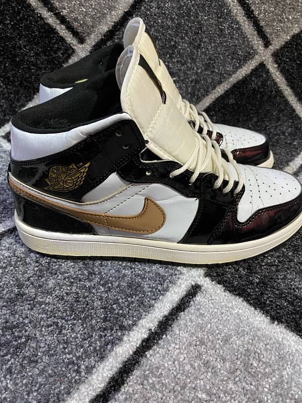 Jordan 1 high retro ( black gold ) 1