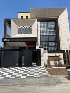 11 MARLA HOT LOCATION BEAUTIFUL HOUSE AVAILABLE FOR SALE IN LDA AVENUE BLOCK J