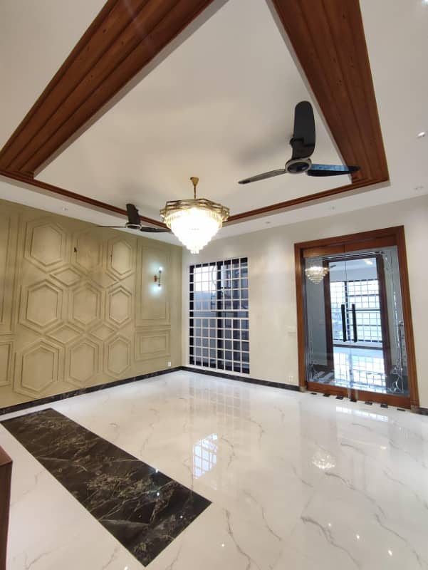 11 MARLA HOT LOCATION BEAUTIFUL HOUSE AVAILABLE FOR SALE IN LDA AVENUE BLOCK J 3