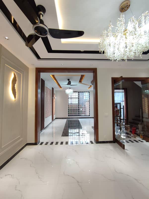 11 MARLA HOT LOCATION BEAUTIFUL HOUSE AVAILABLE FOR SALE IN LDA AVENUE BLOCK J 9