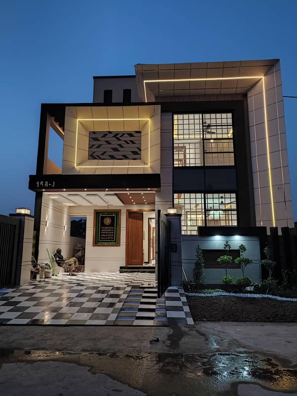 11 MARLA HOT LOCATION BEAUTIFUL HOUSE AVAILABLE FOR SALE IN LDA AVENUE BLOCK J 12