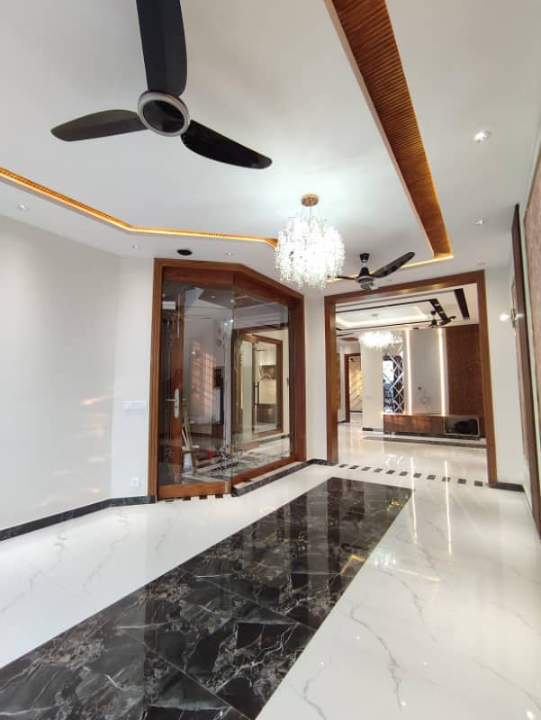 11 MARLA HOT LOCATION BEAUTIFUL HOUSE AVAILABLE FOR SALE IN LDA AVENUE BLOCK J 14