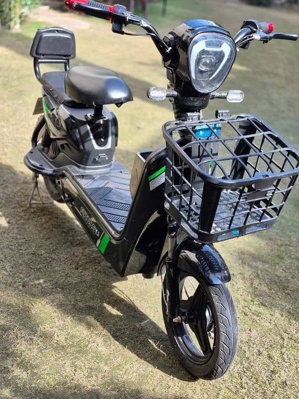 YJ FUTURE INDUS scooty 1