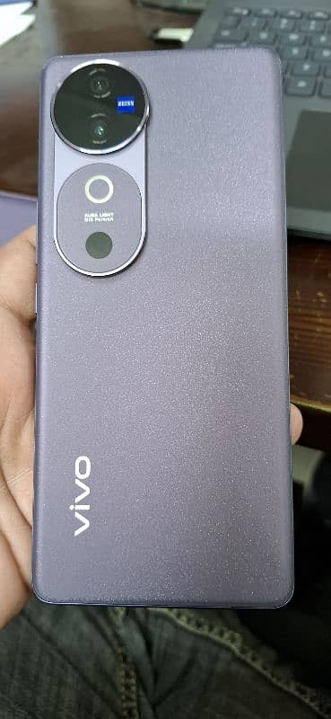 VIVO V40 5