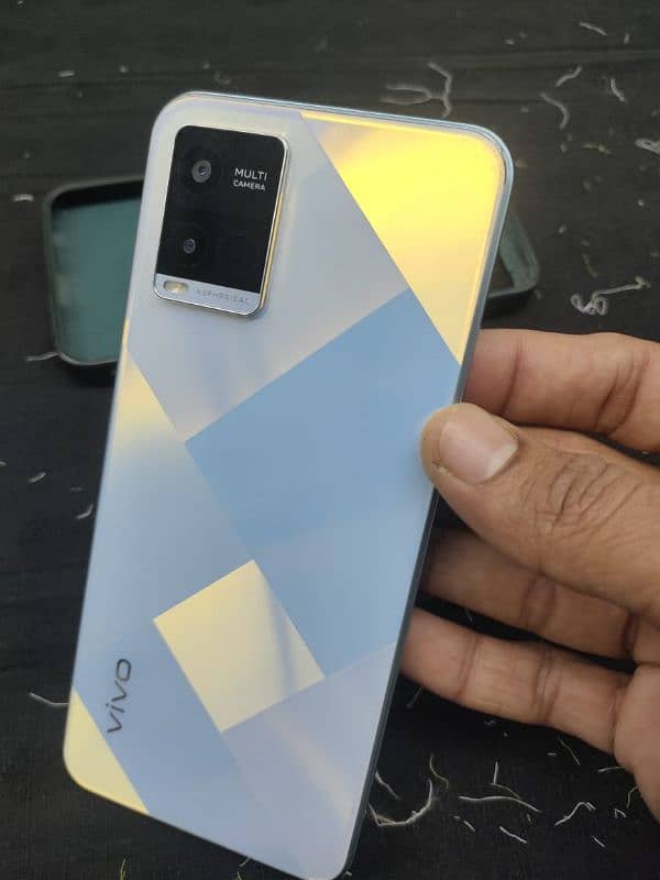 I am selling vivo y21  4.64 box missing condition 10/10 5