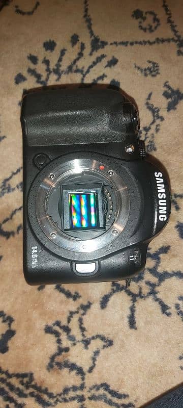 Samsung DSLR camera 5