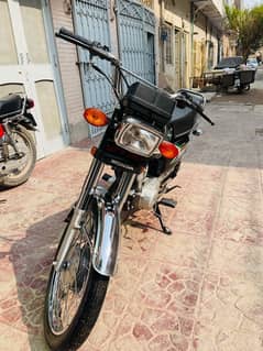 black Honda 125  good condition