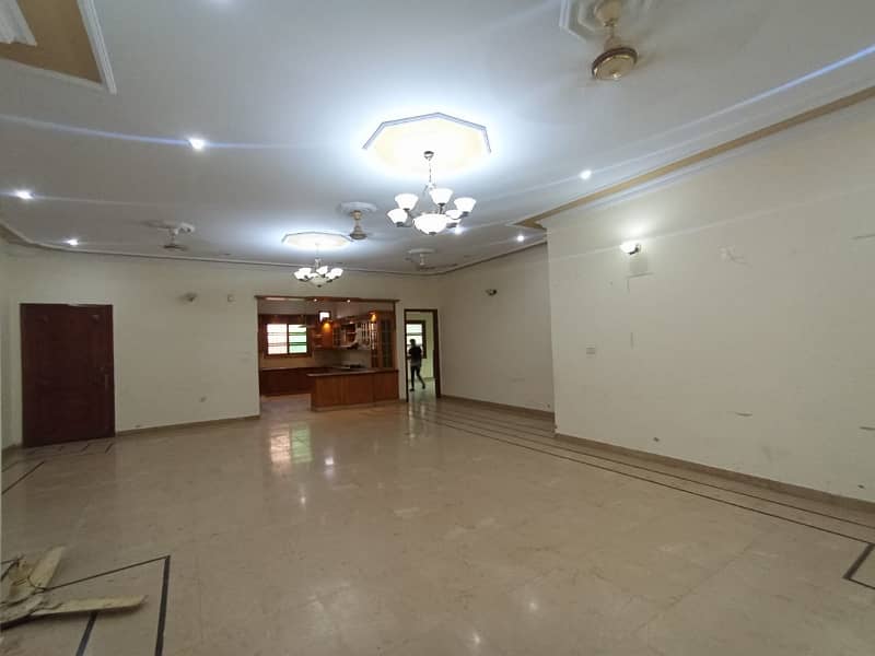 600 SQUARE YARDS 3 BED DD PORTION FOR RENT IN JAUHAR 13