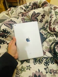 Ipad 8 - 32 GB - 10/10 Condition slightly Used