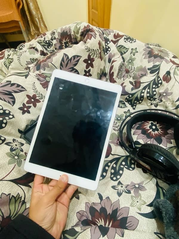 Ipad 8 - 32 GB - 10/10 Condition slightly Used 6