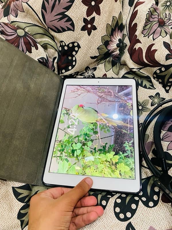 Ipad 8 - 32 GB - 10/10 Condition slightly Used 7