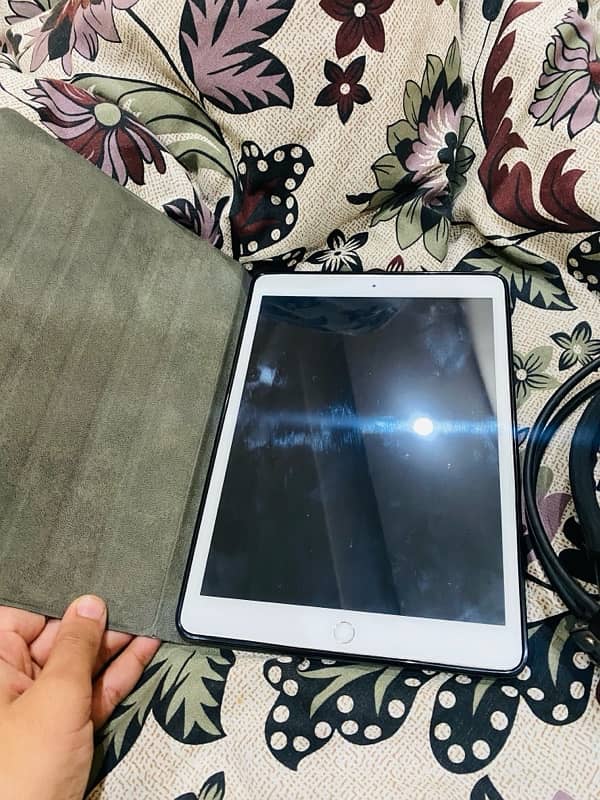 Ipad 8 - 32 GB - 10/10 Condition slightly Used 8