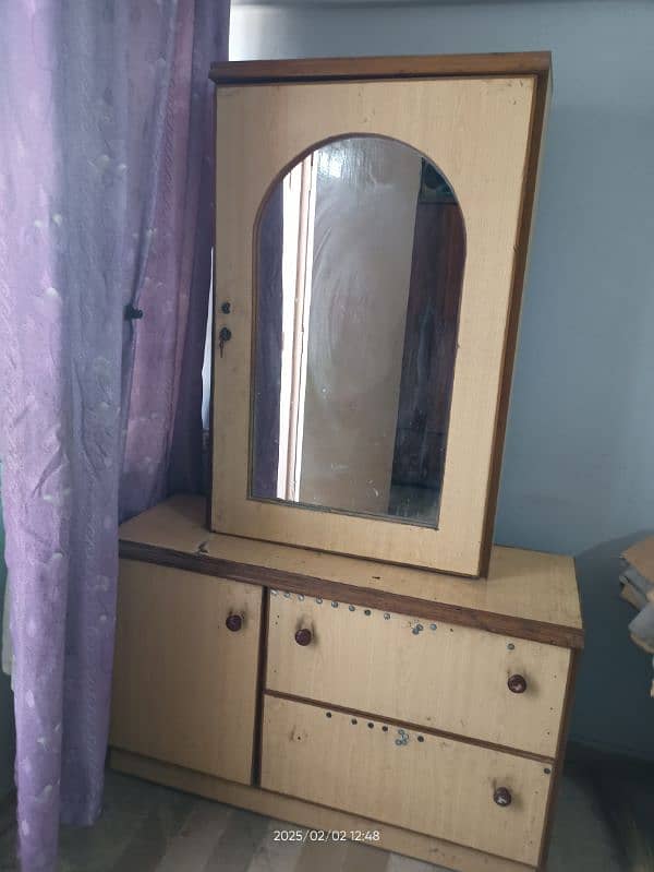 good condition dressing table 0