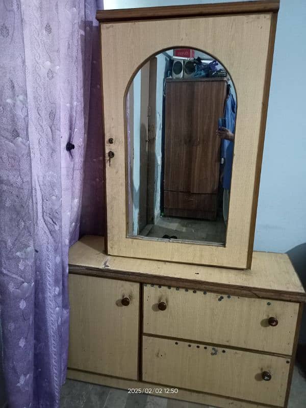 good condition dressing table 3