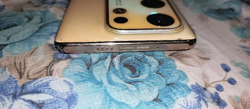 Infinix zero 30 glass cracked 8/256 only phone daba charger nai ha 3