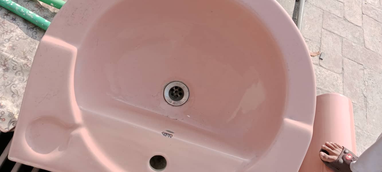 Wash basin in a good condition. . . for contact 0-3-2-2-8-0-1-2-2-8-0 0