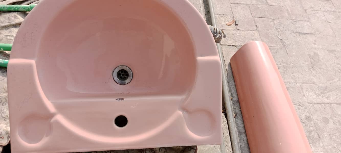 Wash basin in a good condition. . . for contact 0-3-2-2-8-0-1-2-2-8-0 1