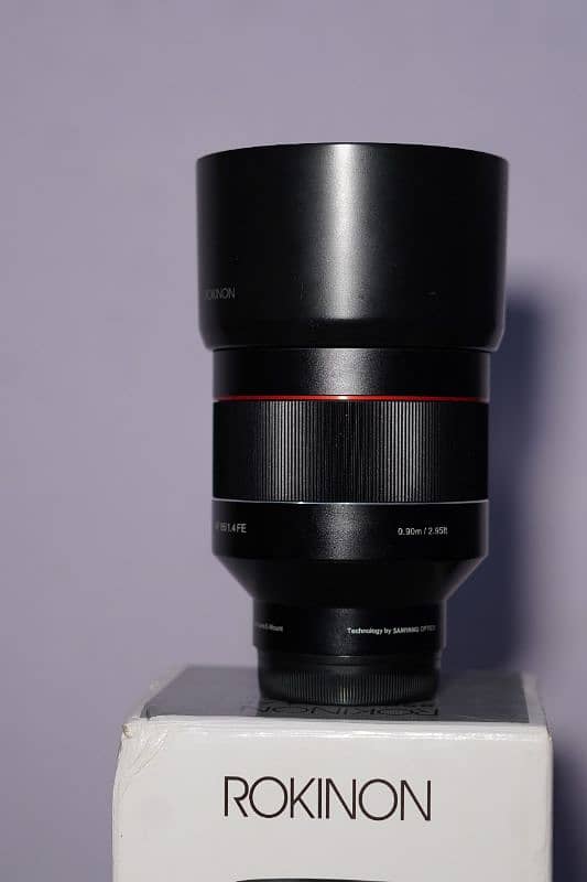 Samyang 85mm F 1.4 sony E mount with box and lens station 1