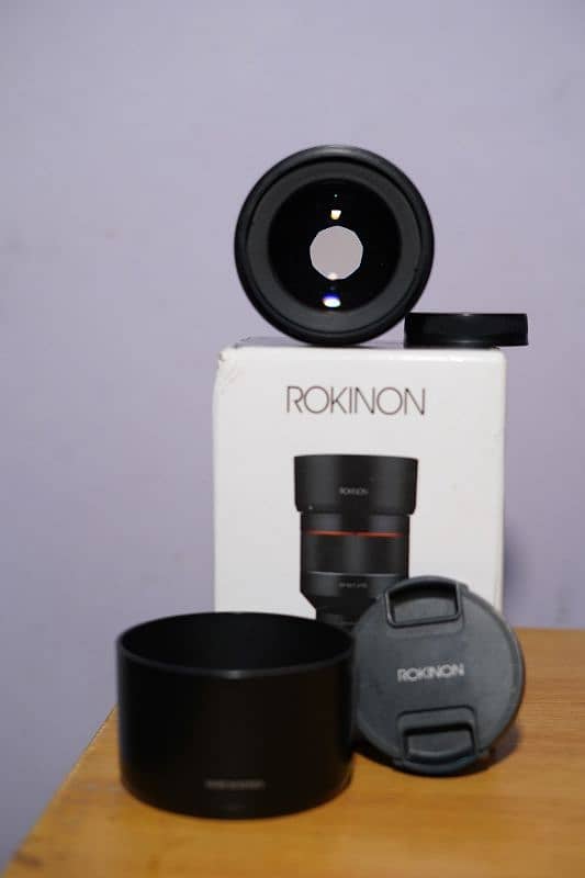 Samyang 85mm F 1.4 sony E mount with box and lens station 3