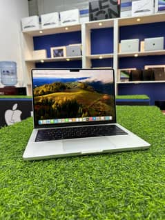 MacBook Pro M3pro 14inch 18gb 1TB 17 cycles only under apple warranty