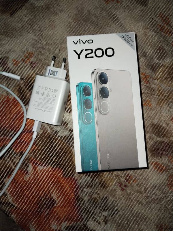 Vivo y200 just few days used 10/10 condition 256gb rom 8 gb ram 1