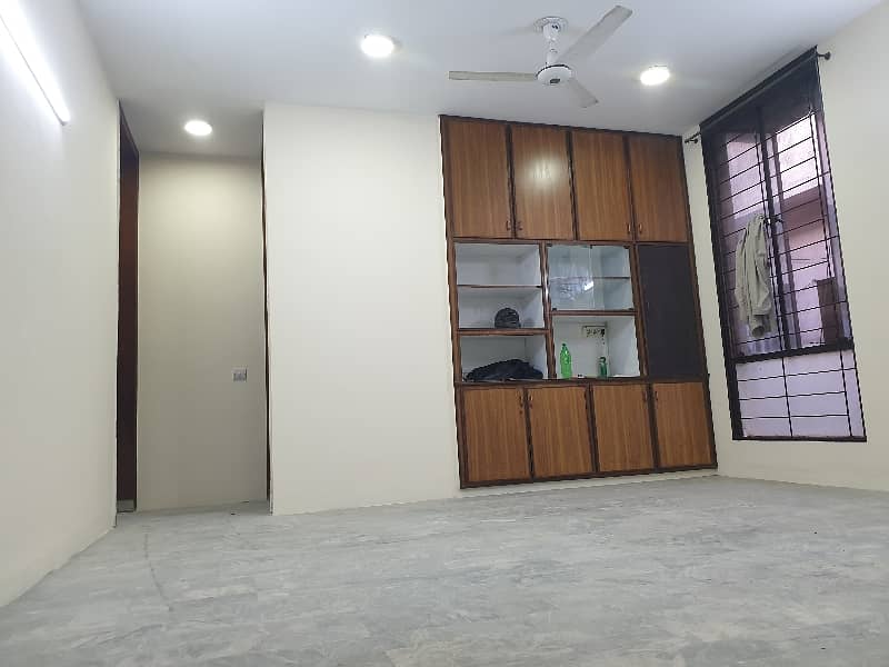 1 kanal uper poriton available for rent in near jail road 3