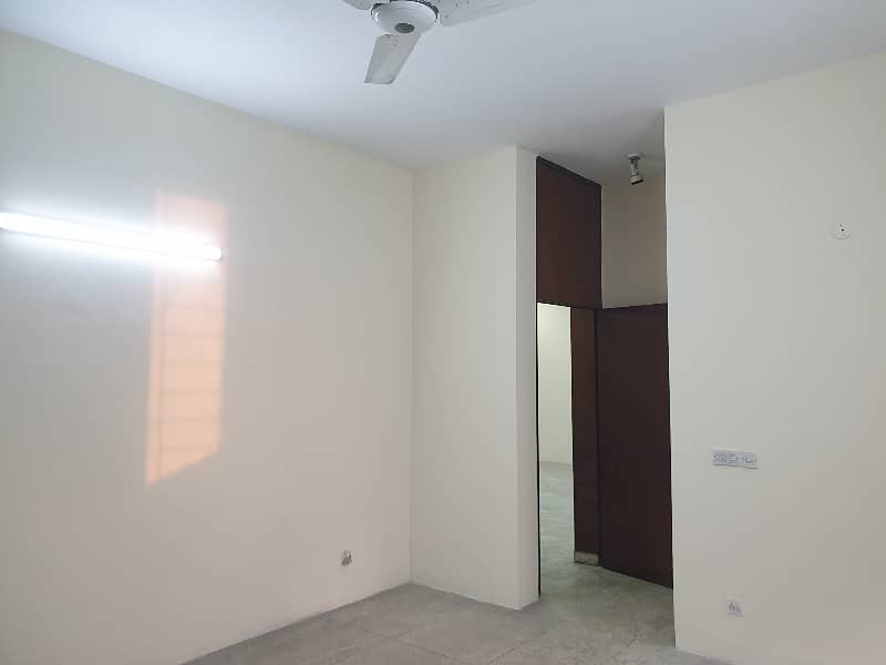 1 kanal uper poriton available for rent in near jail road 6