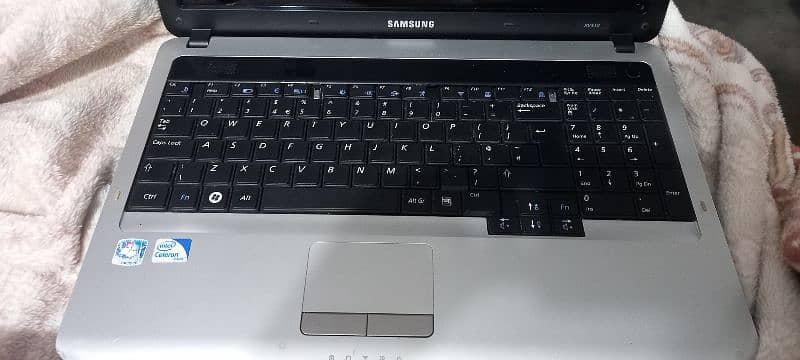 Samsung laptop Dual core 4GB Ram 320 HDD [Connector change hoga] 1