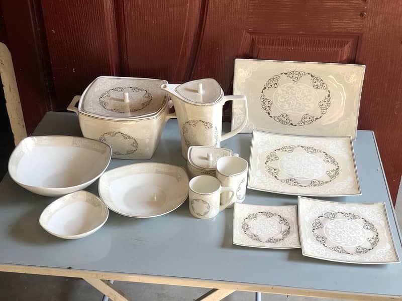 61 pieces Bone China dinner set 0