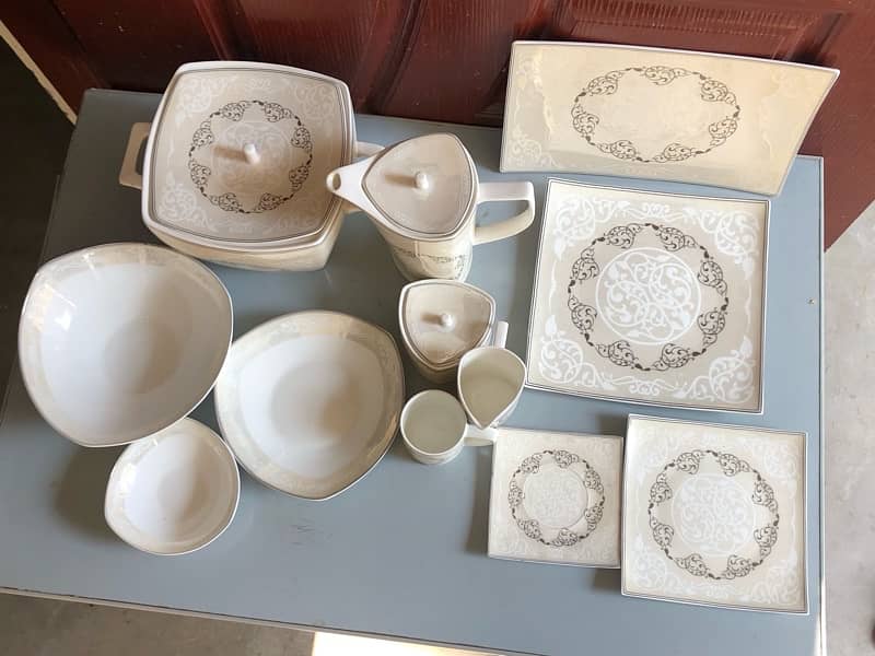 61 pieces Bone China dinner set 1