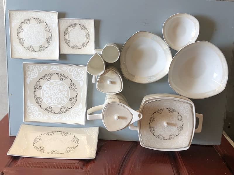 61 pieces Bone China dinner set 2