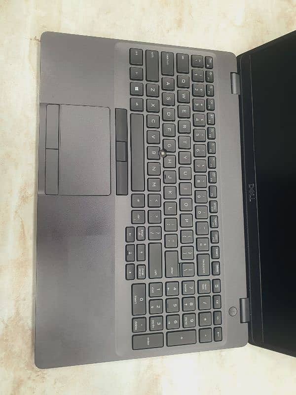 Dell Precision 3541 2