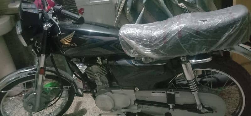 Honda 125 Black new condition 1