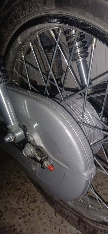 Honda 125 Black new condition 3