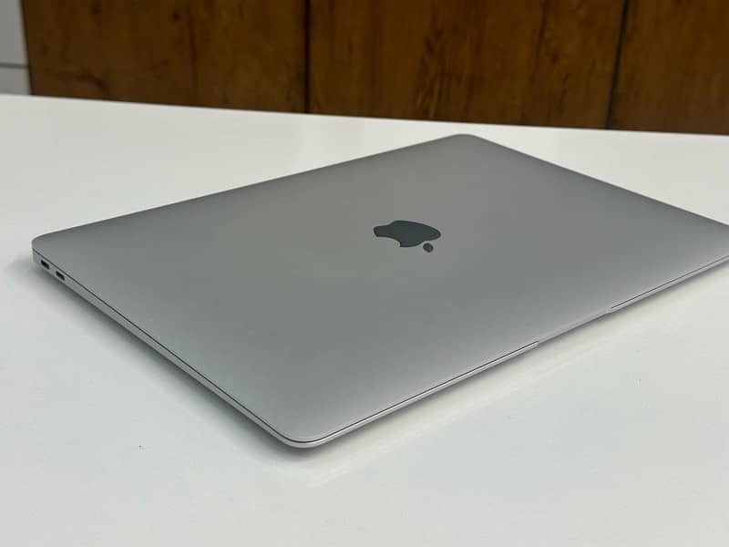 MACBOOK AIR 2020 ( 8 GB RAM - 256 GB SSD ) 22 Cycles used 1