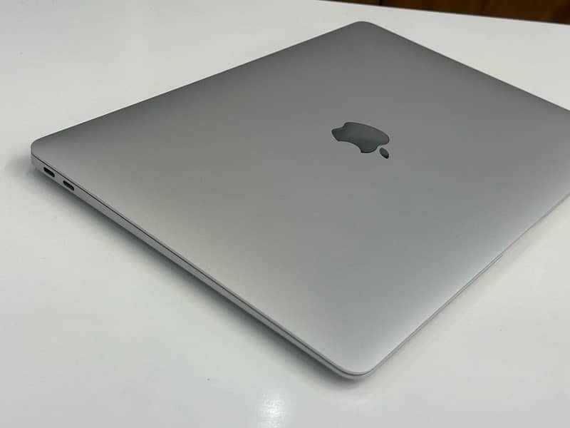 MACBOOK AIR 2020 ( 8 GB RAM - 256 GB SSD ) 22 Cycles used 6