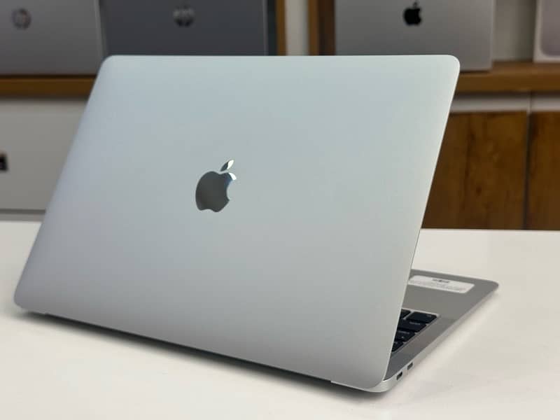 MACBOOK AIR 2020 ( 8 GB RAM - 256 GB SSD ) 22 Cycles used 7