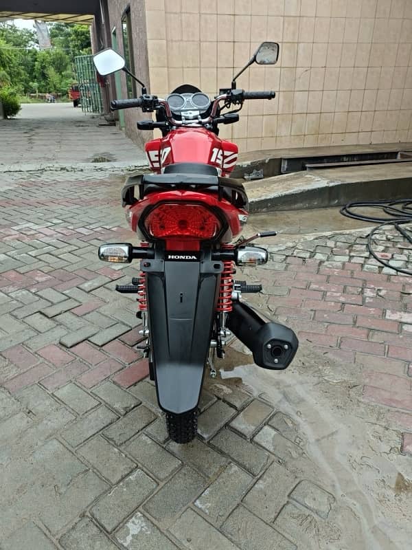 Honda CB150F 4